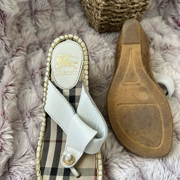 AUTHENTIC BURBERRY WEDGED - Picture 4 of 9